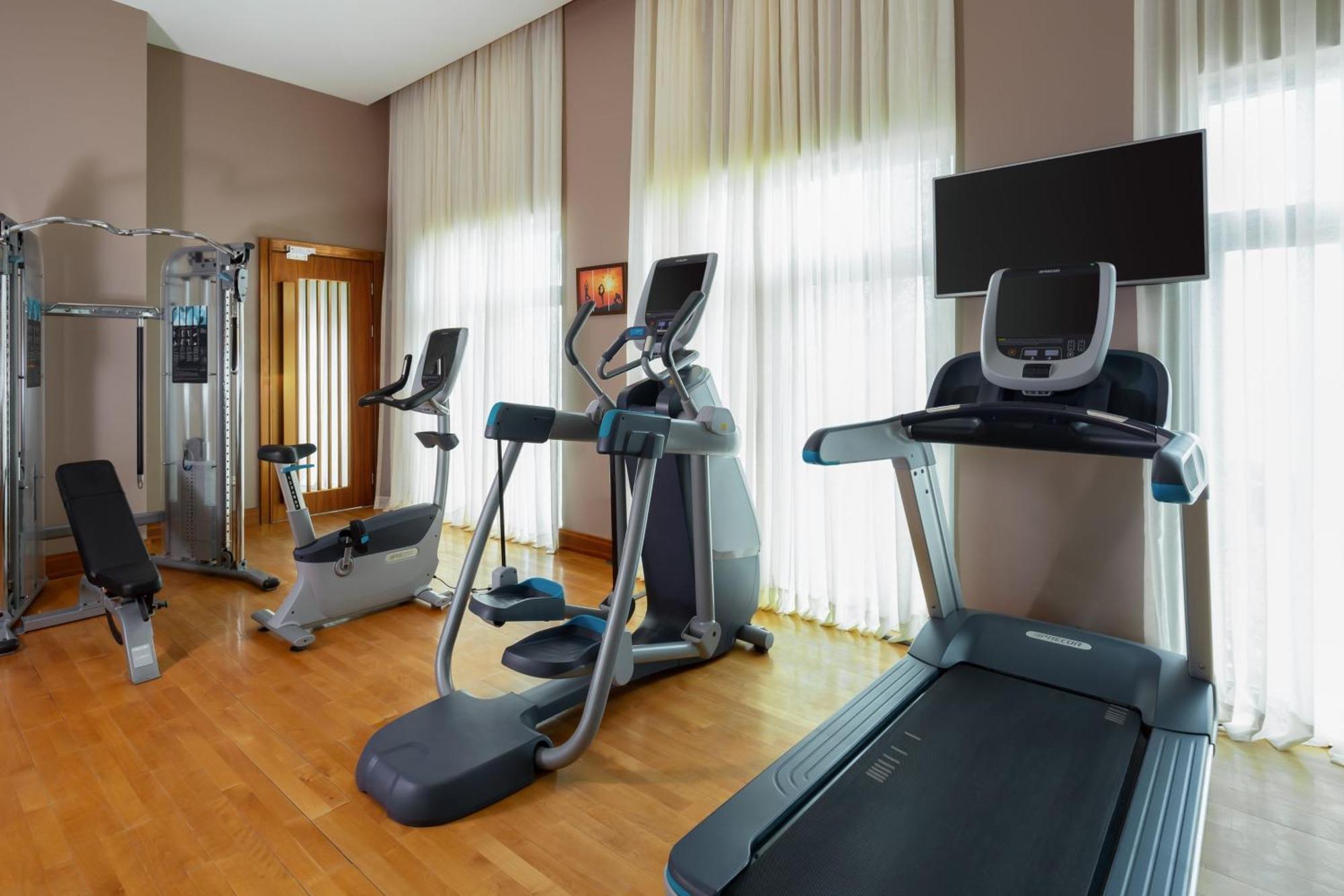 Sheraton Baku Intourist Zewnętrze zdjęcie A typical home gym
