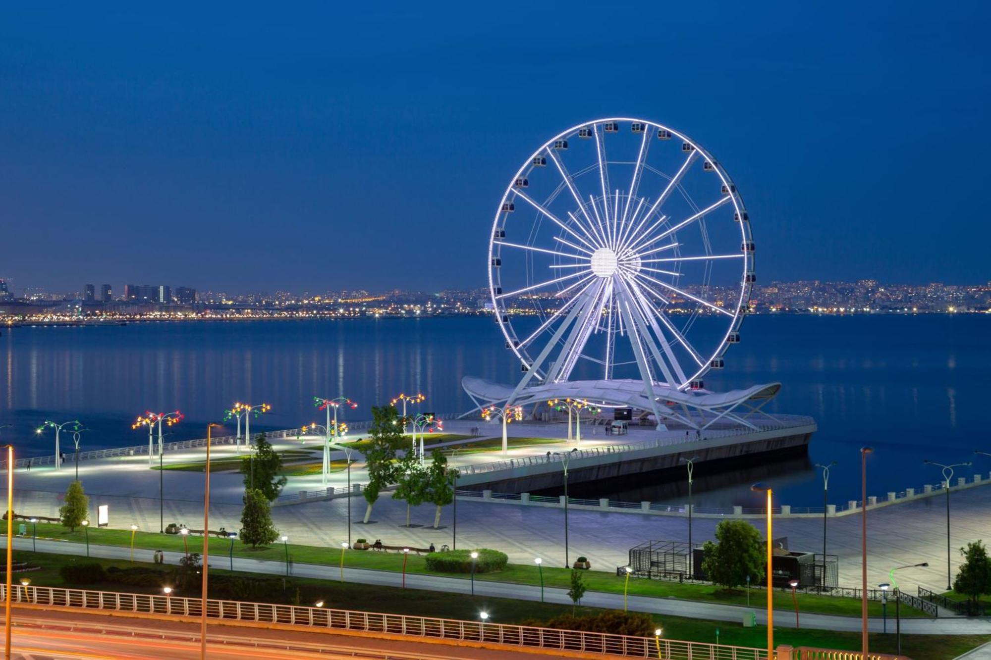 Sheraton Baku Intourist Zewnętrze zdjęcie The Ferris wheel at the park