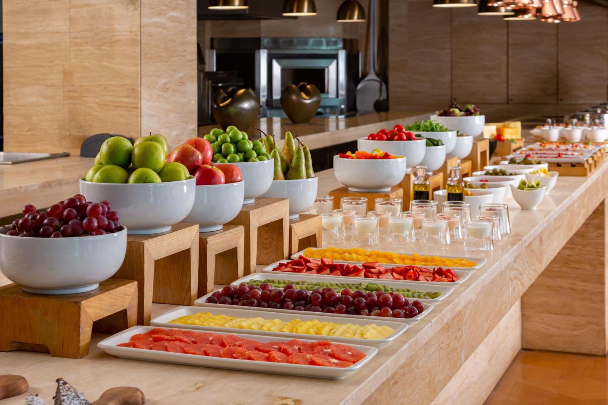 Sheraton Baku Intourist Zewnętrze zdjęcie A fruit salad bar