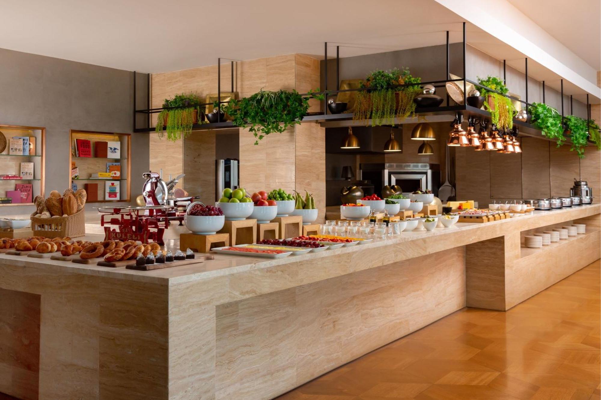 Sheraton Baku Intourist Zewnętrze zdjęcie The buffet at the hotel
