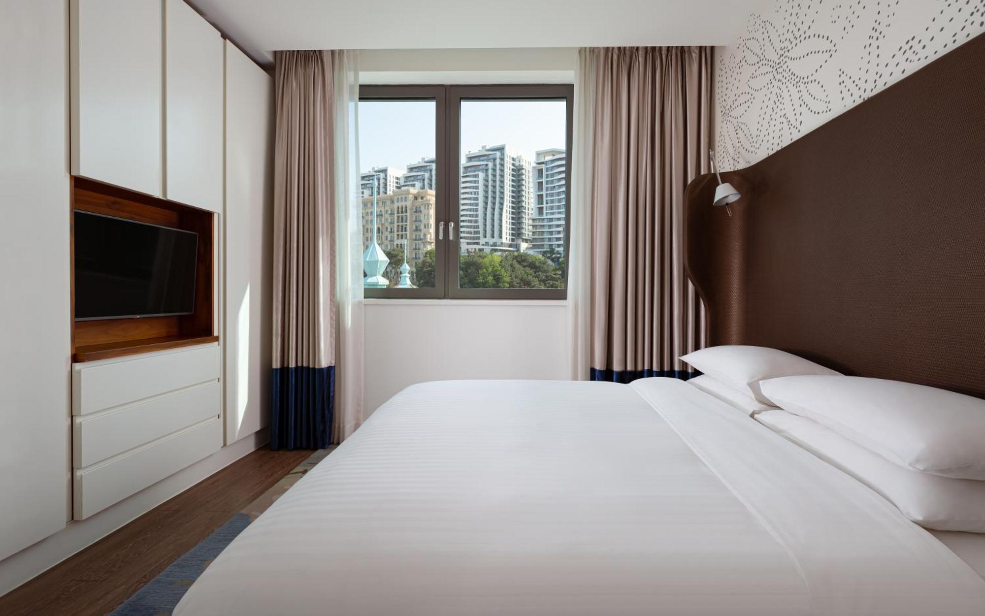 Sheraton Baku Intourist Zewnętrze zdjęcie A bedroom at the hotel