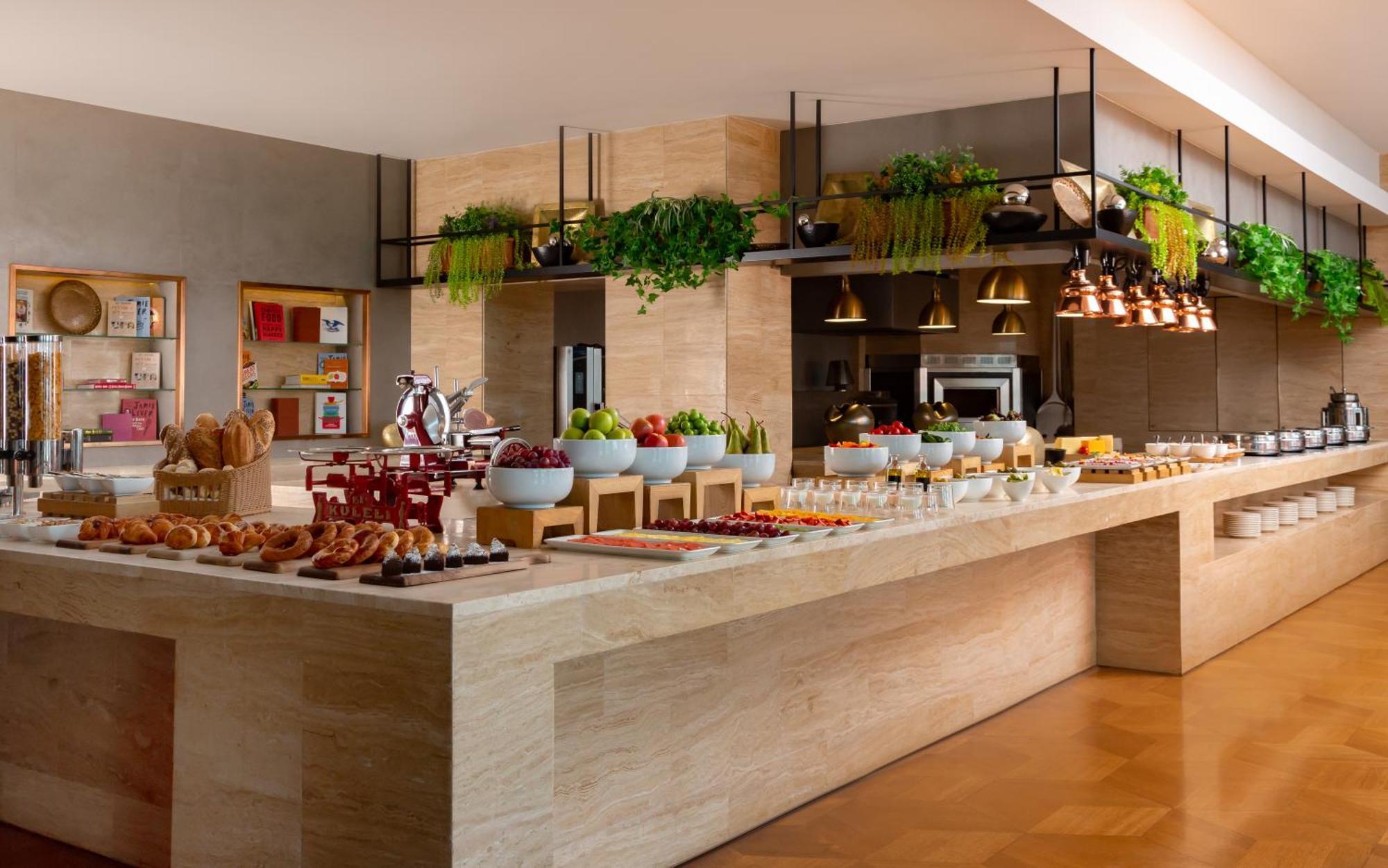 Sheraton Baku Intourist Zewnętrze zdjęcie The buffet at the hotel