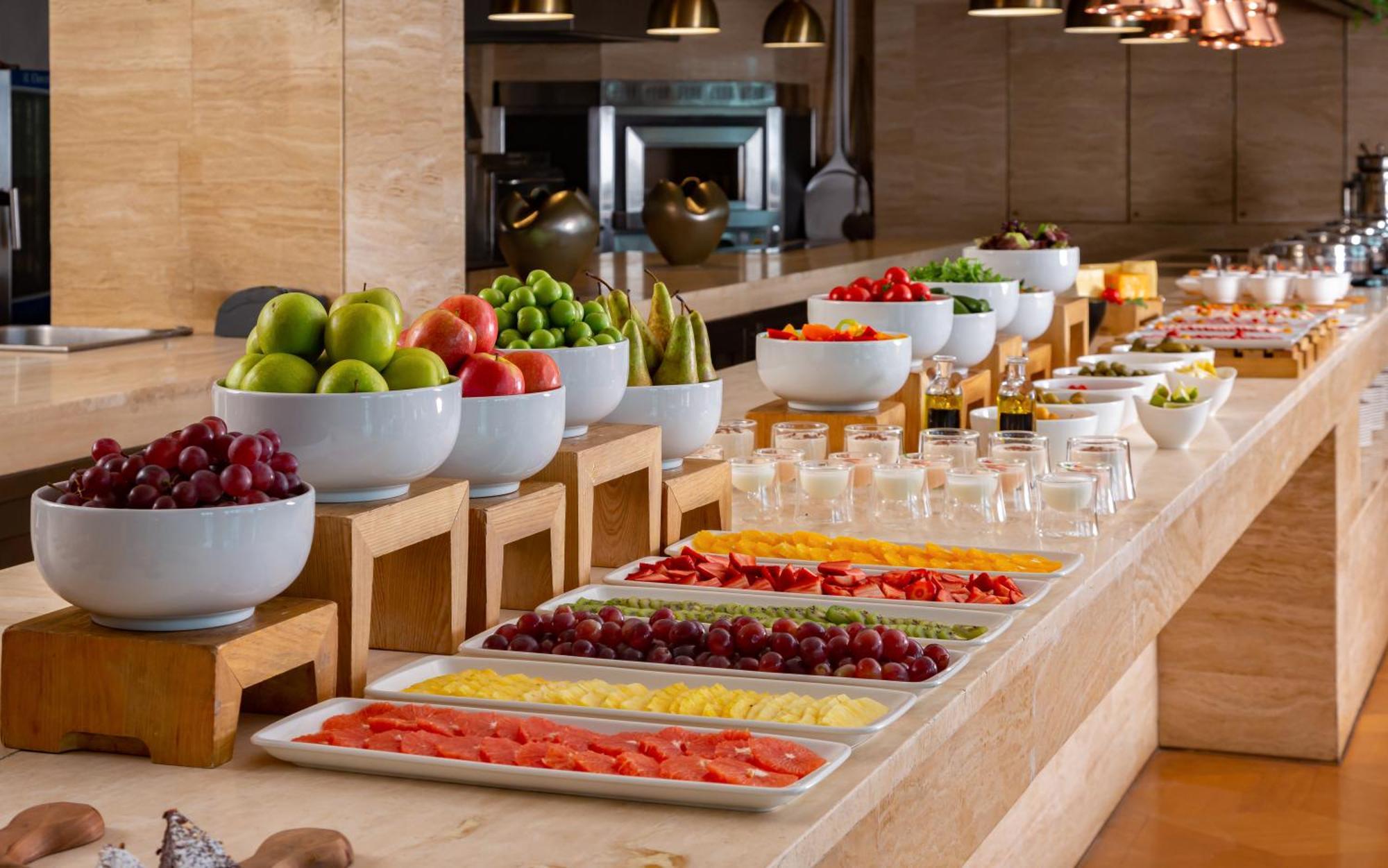 Sheraton Baku Intourist Zewnętrze zdjęcie A fruit salad bar