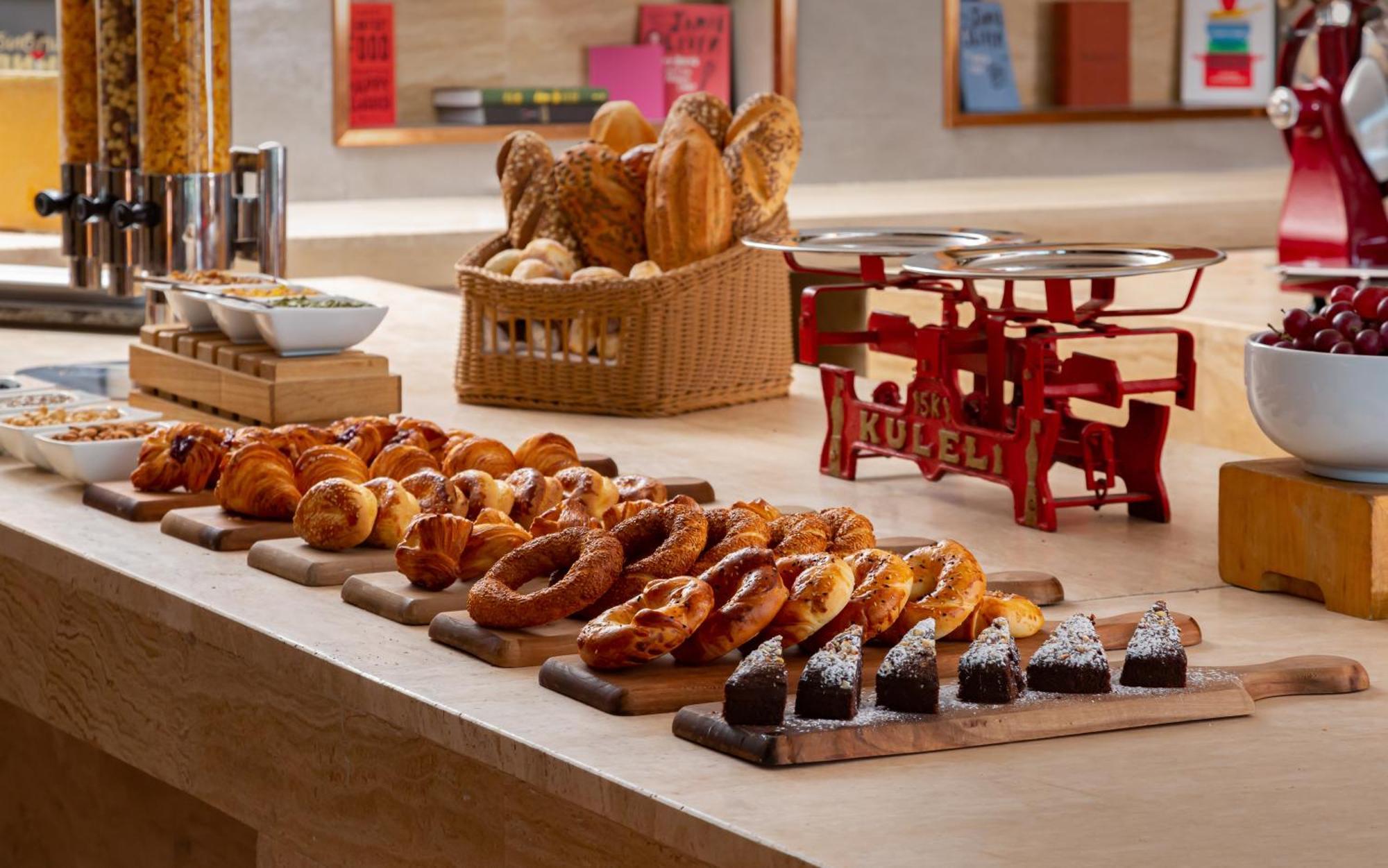 Sheraton Baku Intourist Zewnętrze zdjęcie A selection of breads and pastries at a buffet